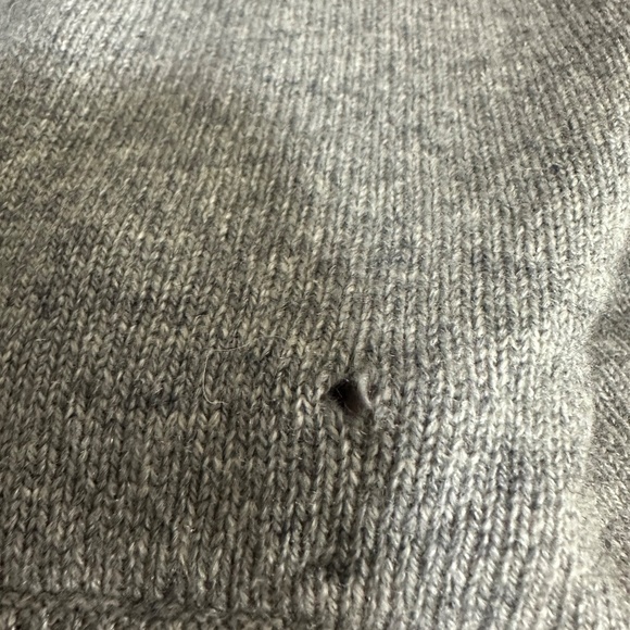 Vintage Archie Brown & Son 100% Cashmere Gray V Neck Sweater Sz Medium - Picture 7 of 9